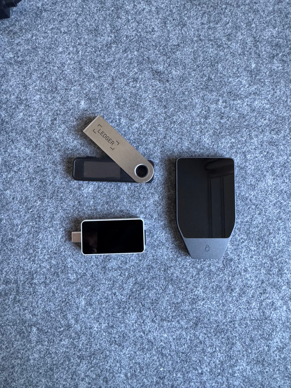 Größenvergleich der BitBox02 Nova mit Ledger Nano und Trezor Safe 7