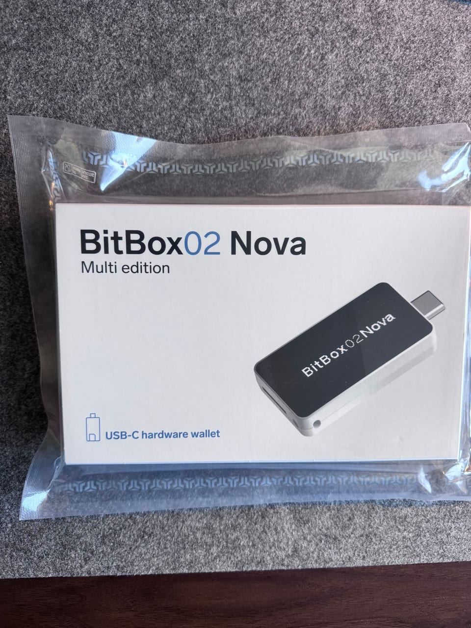 Der Lieferumfang der BitBox02 Nova: Schachtel, Gerät, microSD, Kabel