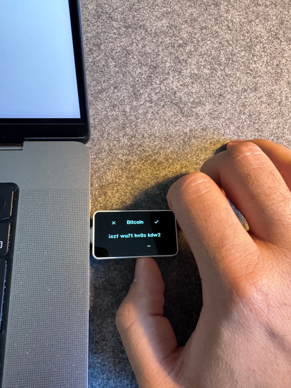 Bestätigung einer Transaktion an der BitBox02 Nova