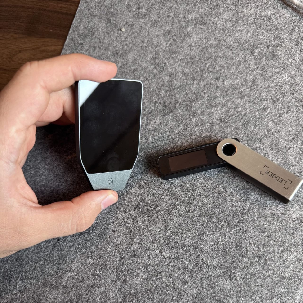 Der Safe 7 neben einem aufgeklappten Ledger Nano
