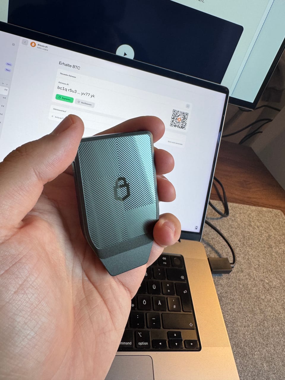 Die Rückseite des Safe 7 in der Hand