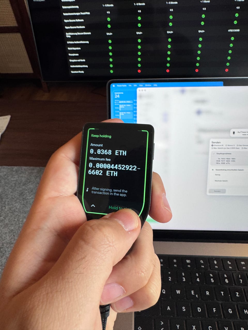 Das Display zeigt Betrag und Gebühr, bestätigt wird am Gerät