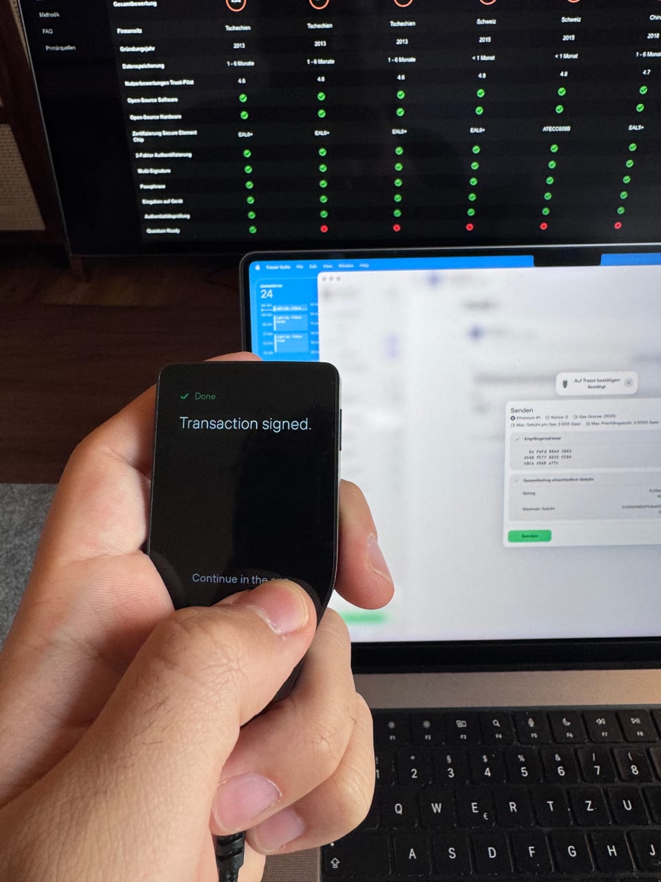 Das Display meldet die signierte Transaktion, weiter geht es in der Trezor Suite